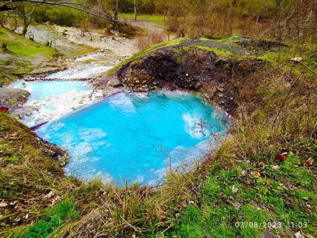 نمایی از آب گرم طبیعی چشمه بلیران در طبیعت بکر آمل