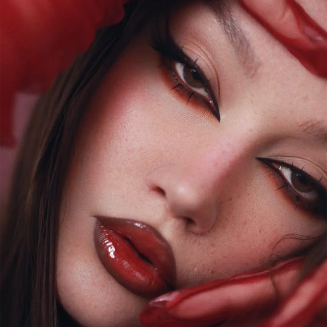 آرایش جذاب چری کولا با لبهای گیلاسی
