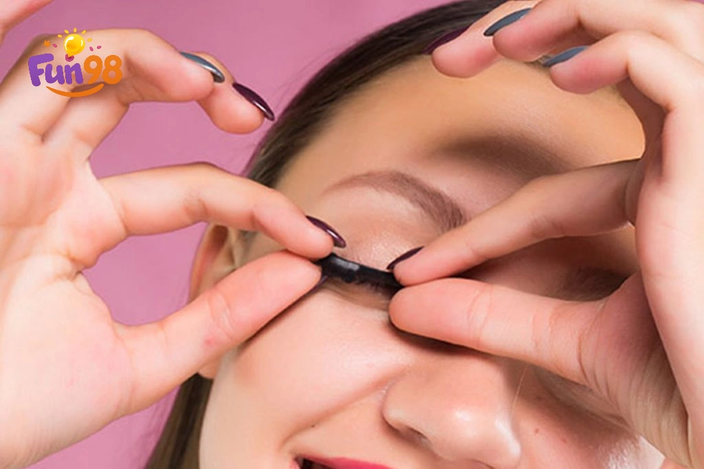 روش صحیح تمیز کردن چسب از روی مژه مصنوعی نواری